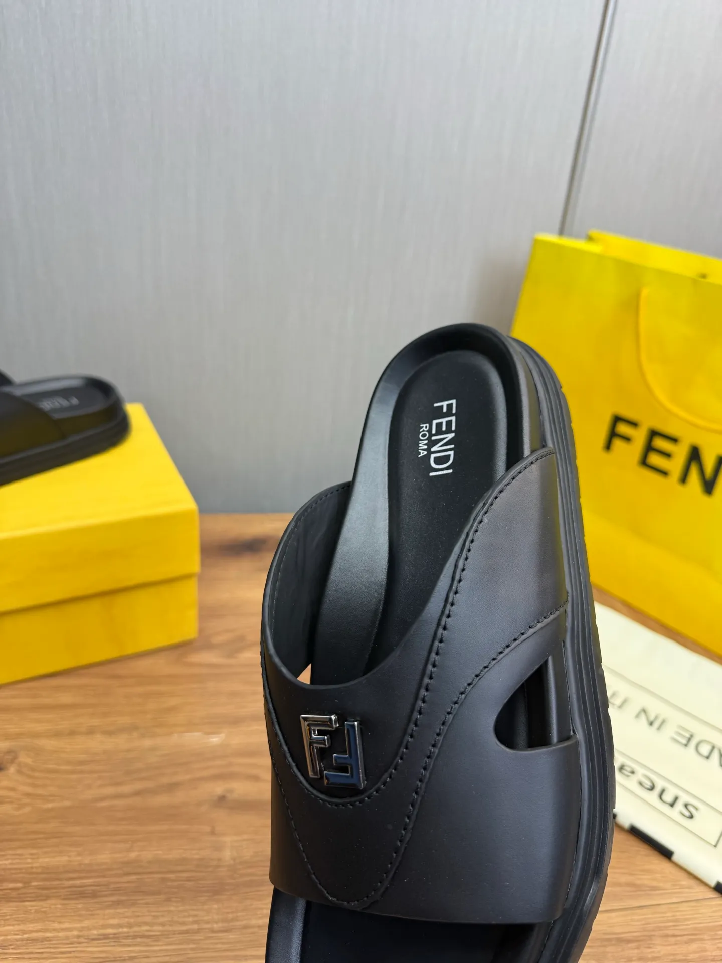 Men's shoes 💰400💰 Fendi men's slippers, made one to one on the FENDI official website, sizes 38-45 45 46 🉑️Customized!